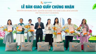 Công ty Kim Oanh bàn giao Giấy chứng nhận quyền sử dụng đất, quyền sở hữu tài sản gắn liền với đất hai dự án Century City và Legacy Central