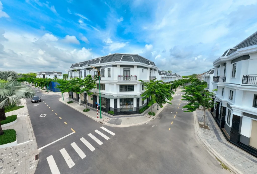 Toàn bộ hệ thống giao thông nội bộ của Richland Residence đã hoàn thiện với chất lượng cao, vỉa hè rộng được lát đá và trồng nhiều cây xanh mát mắt.