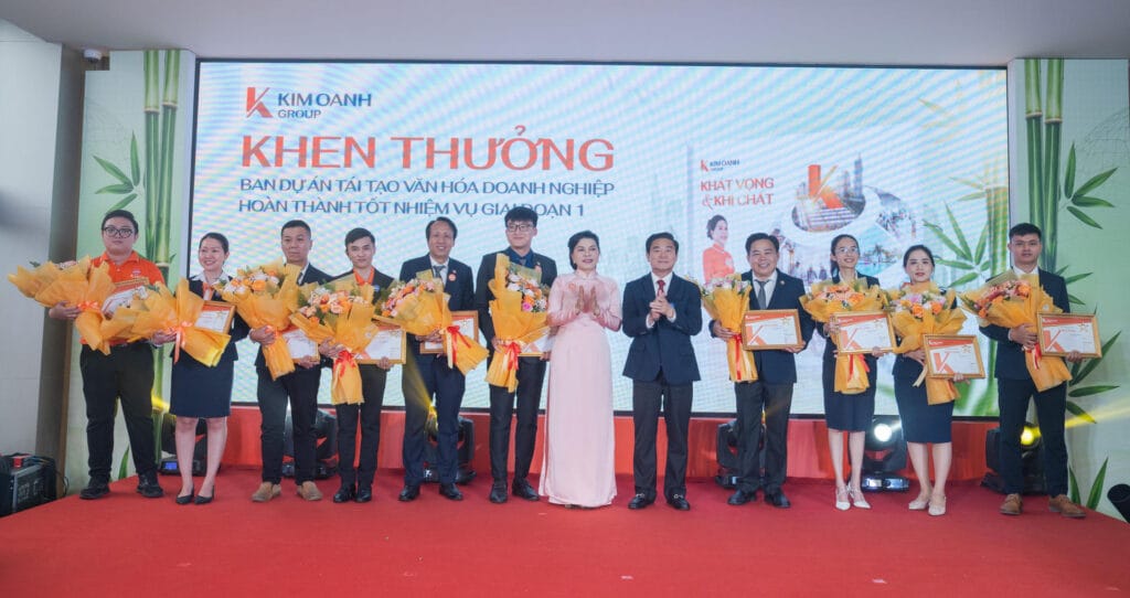 Bà Đặng Thị Kim Oanh và ông Nguyễn Thuận – Phó Chủ tịch HĐQT Tập đoàn trao thưởng cho các thành viên Ban dự án Tái tạo Văn hóa Doanh nghiệp giai đoạn 1